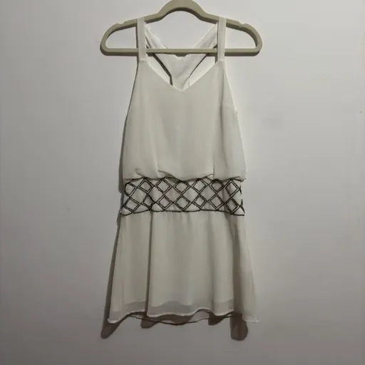 vestido branco com pedrarias, da Clock House