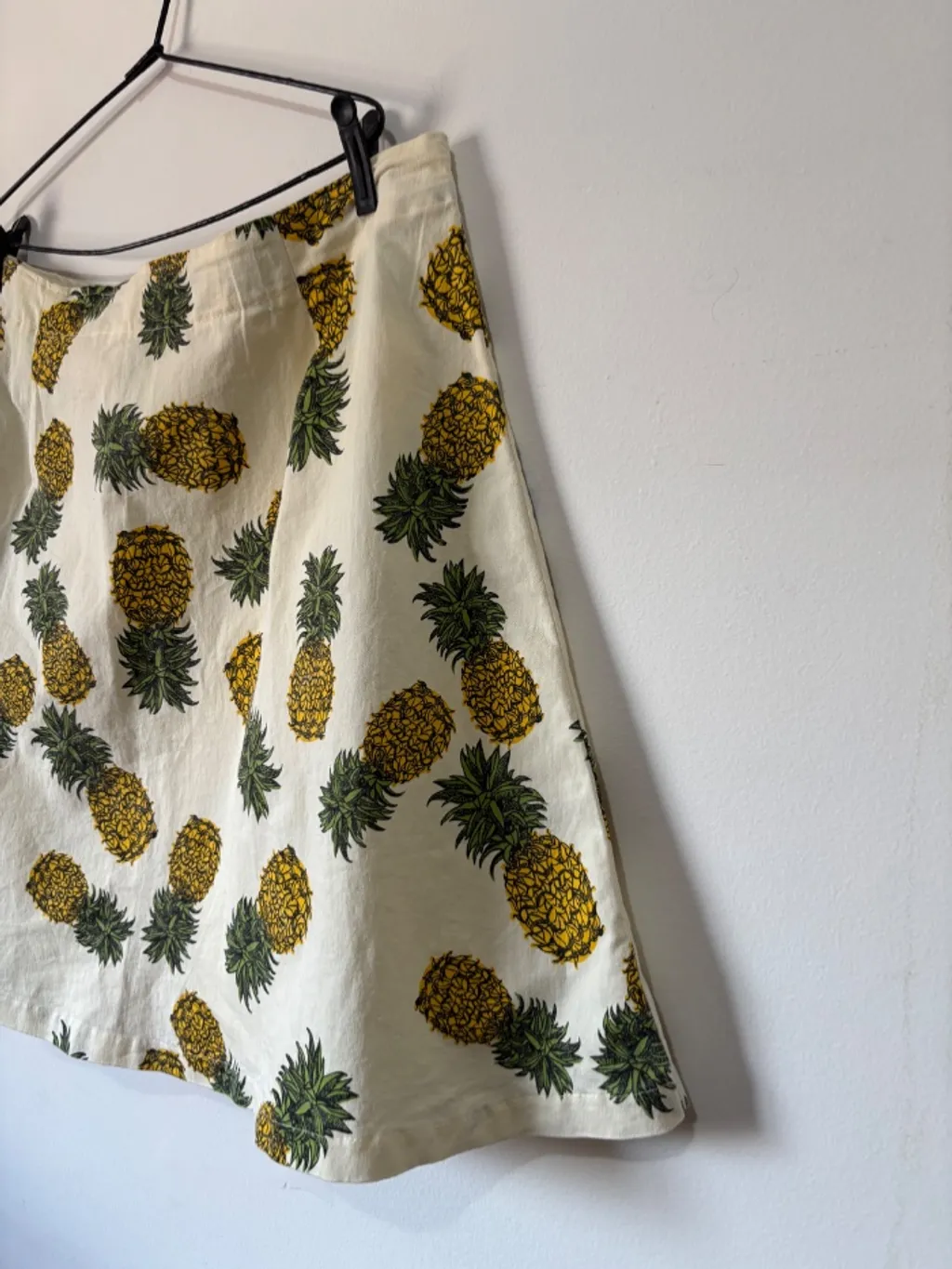 saia com estampas de abacaxi