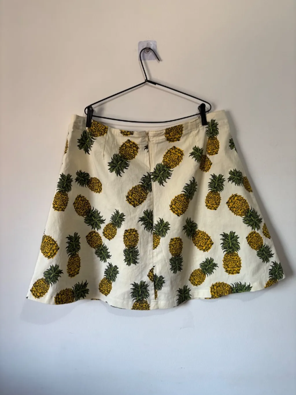 saia com estampas de abacaxi