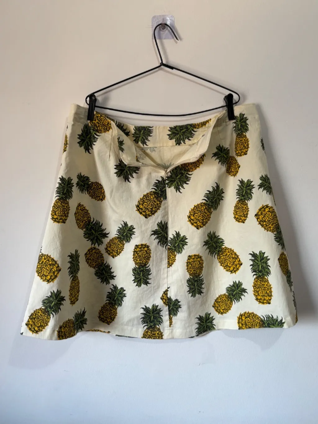 saia com estampas de abacaxi