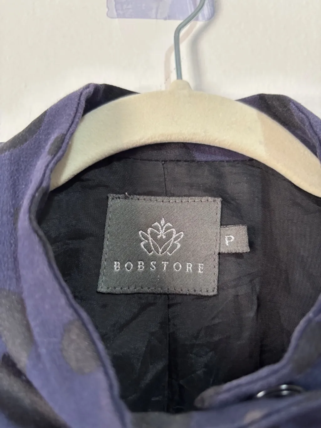 jaqueta azul com estampa de poa, da bobstore