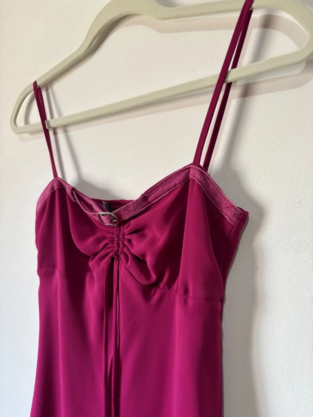 Vestido fucsia, da Clock House