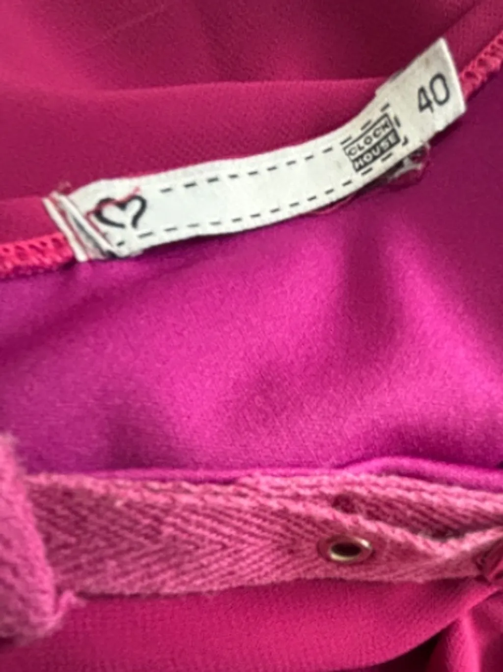 Vestido fucsia, da Clock House