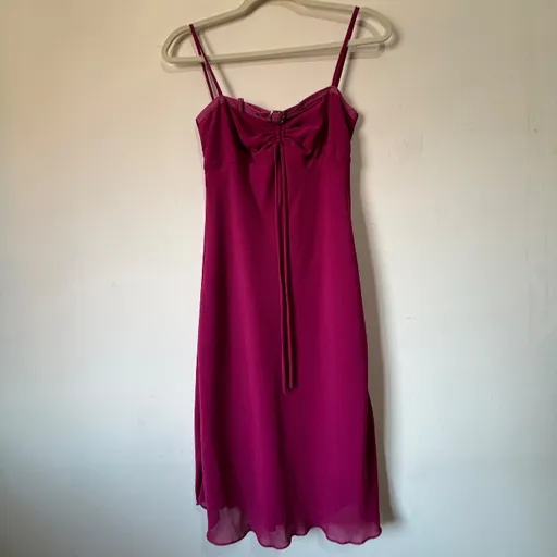Vestido fucsia, da Clock House