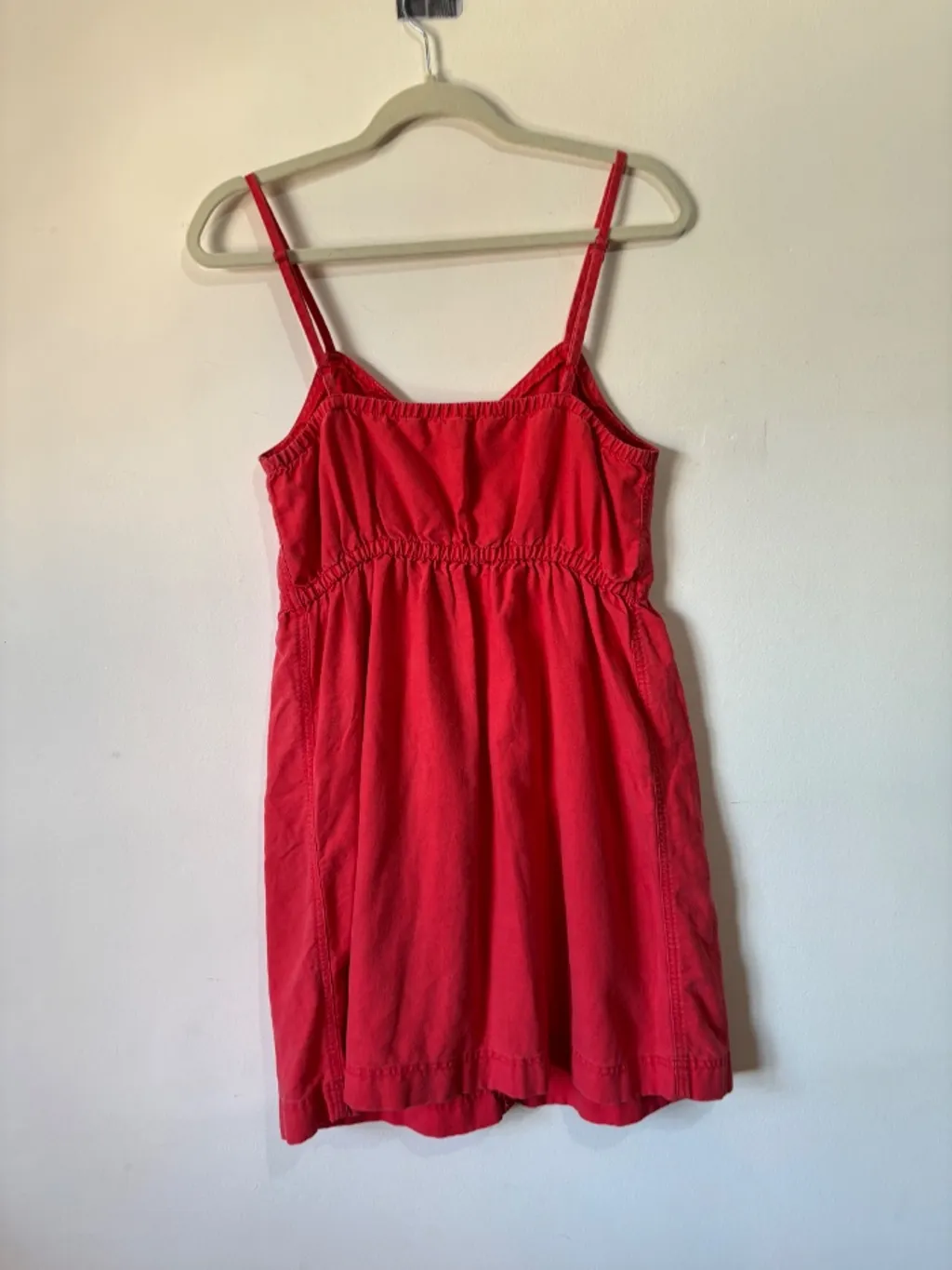 Vestido rosa, com carinha de jardineira, da Aerie