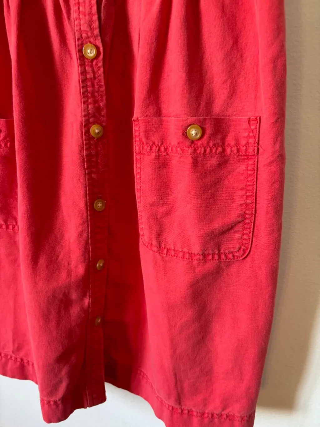 Vestido rosa, com carinha de jardineira, da Aerie