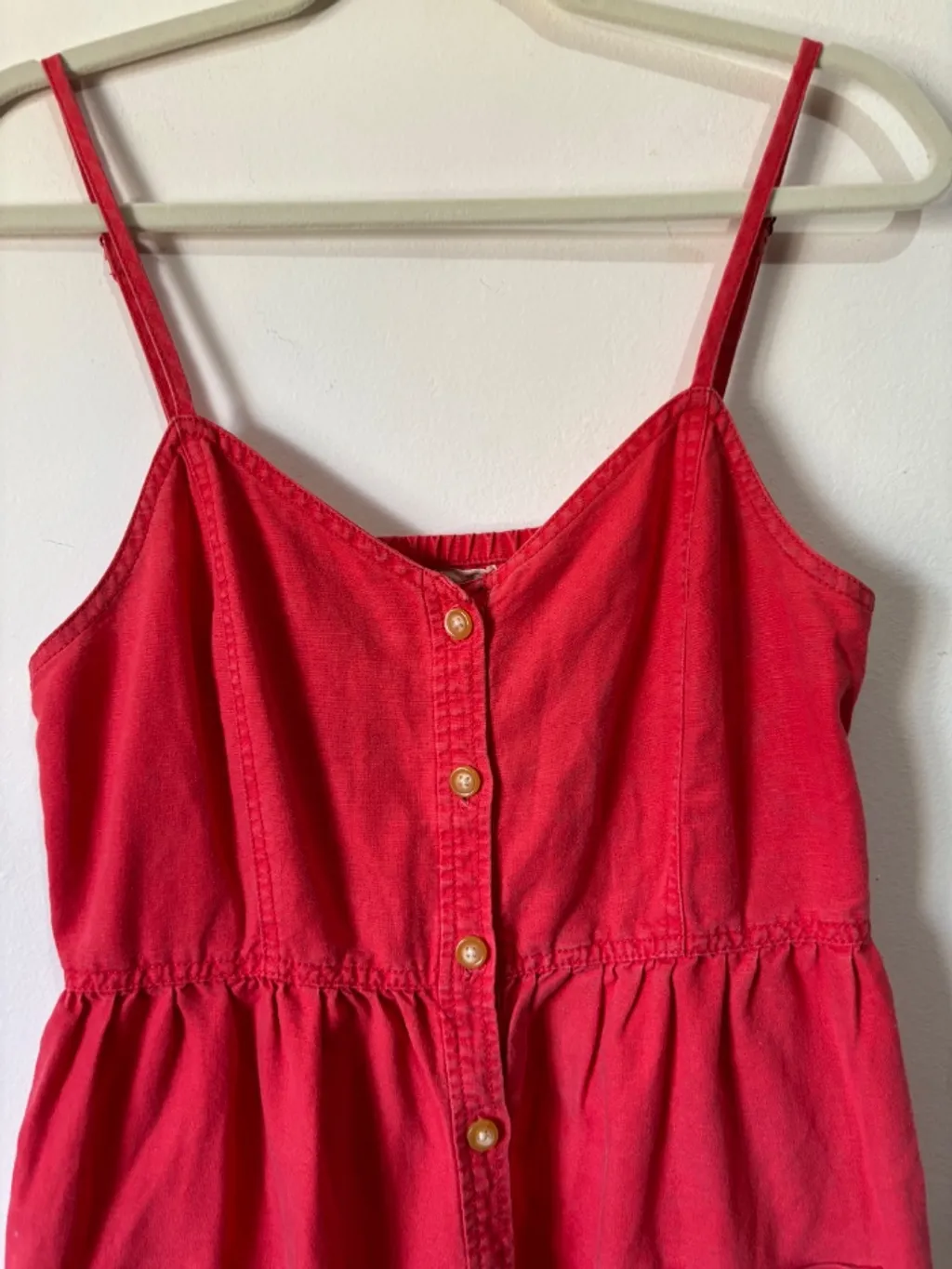 Vestido rosa, com carinha de jardineira, da Aerie