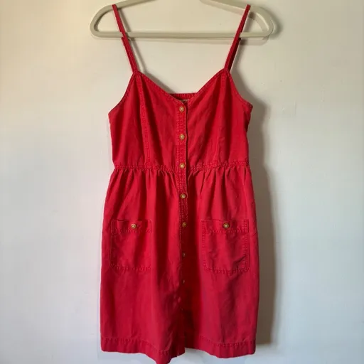 Vestido rosa, com carinha de jardineira, da Aerie