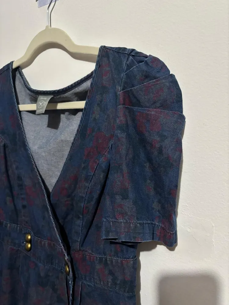 vestido jeans com estampa floral, da hering