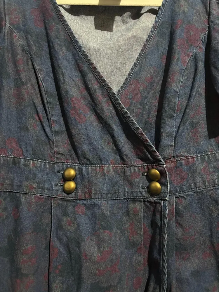 vestido jeans com estampa floral, da hering