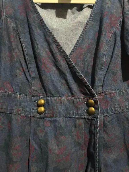 vestido jeans com estampa floral, da hering