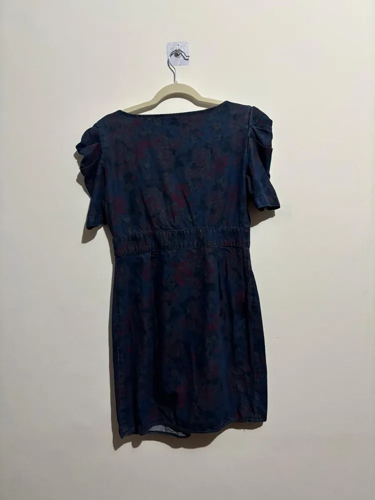 vestido jeans com estampa floral, da hering