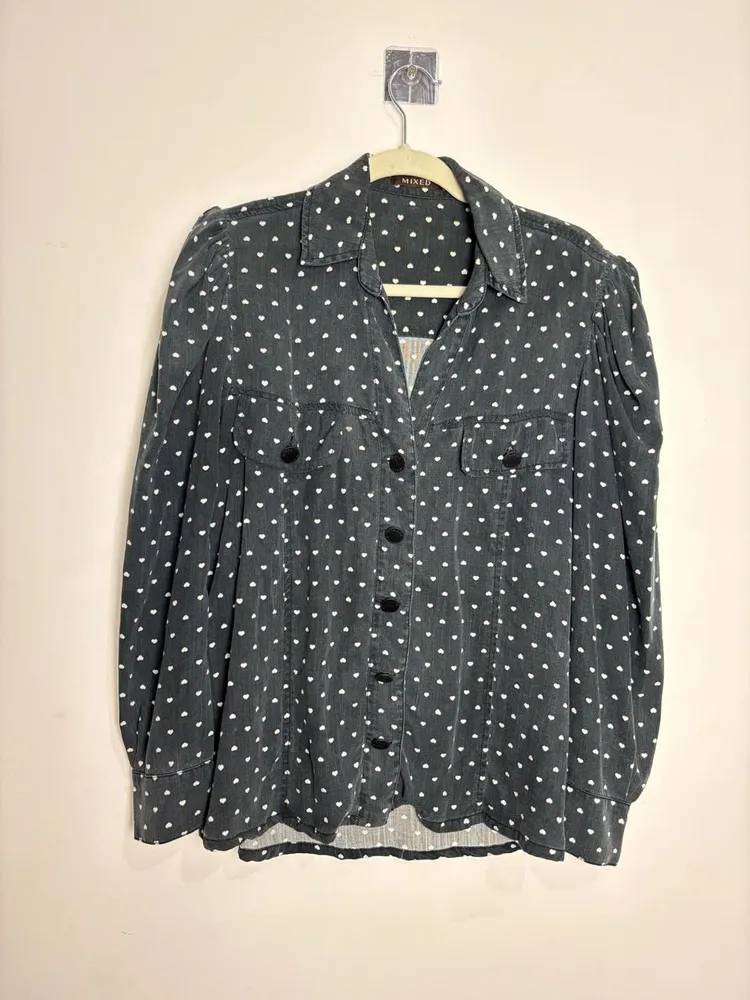 camisa preta com poa de corações, da mixed