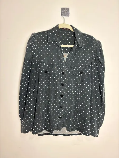 camisa preta com poa de corações, da mixed