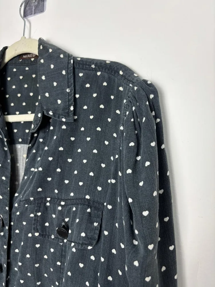 camisa preta com poa de corações, da mixed