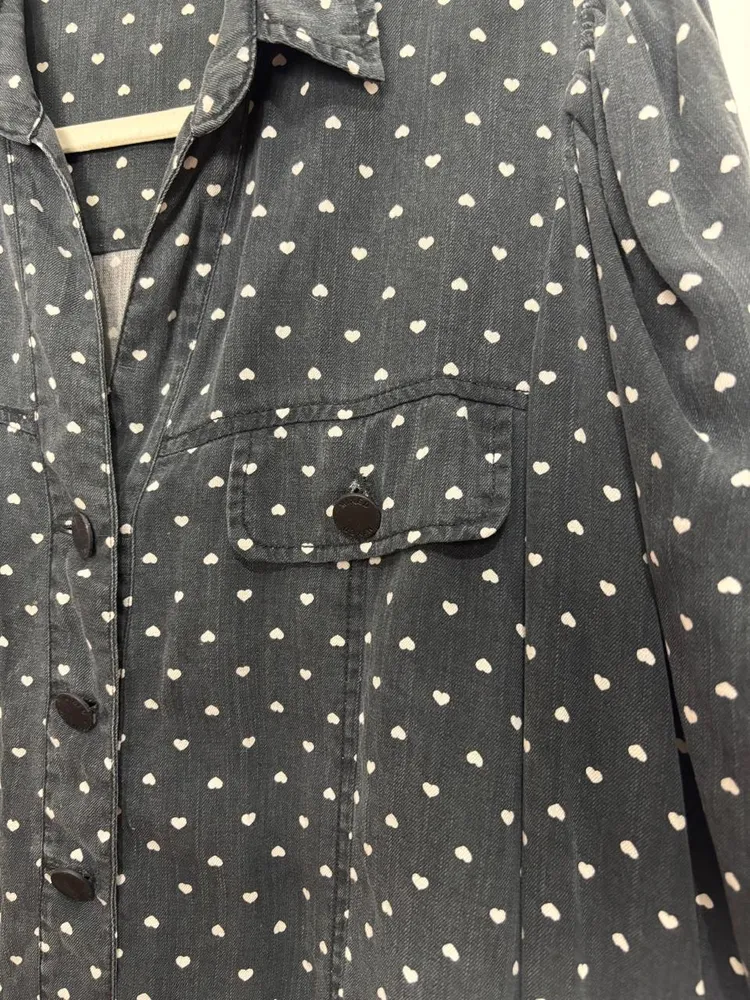 camisa preta com poa de corações, da mixed