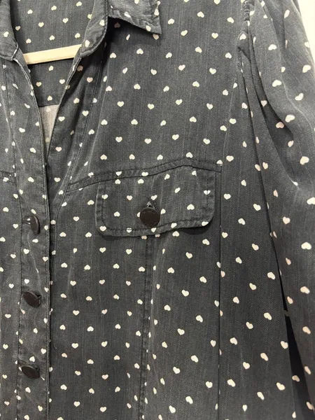 camisa preta com poa de corações, da mixed