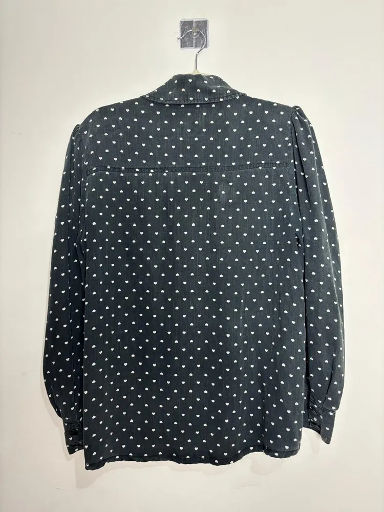 camisa preta com poa de corações, da mixed