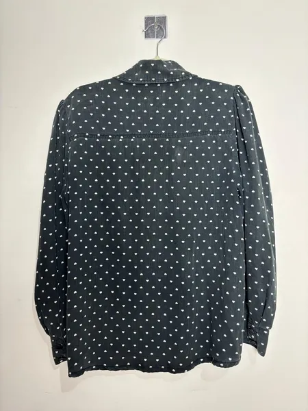 camisa preta com poa de corações, da mixed