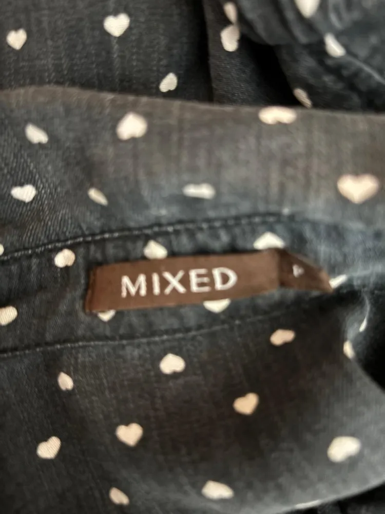 camisa preta com poa de corações, da mixed