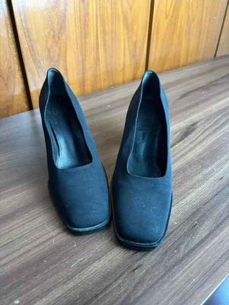 sapato de salto preto, da cori