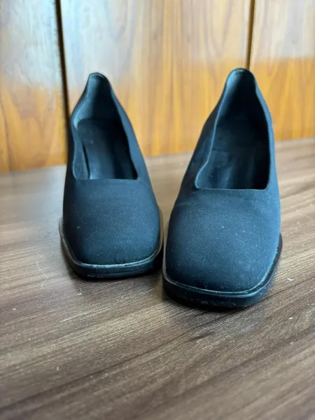 sapato de salto preto, da cori