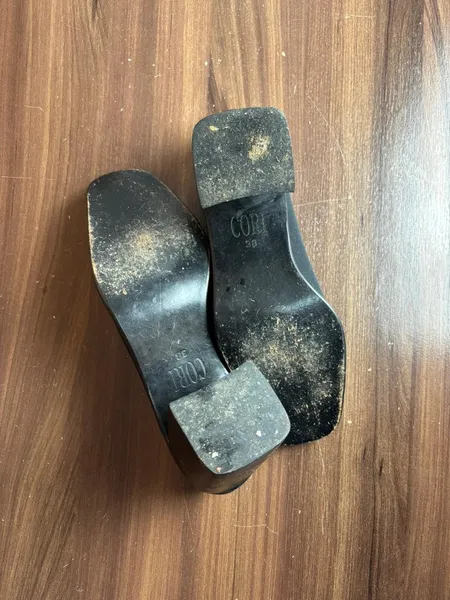 sapato de salto preto, da cori
