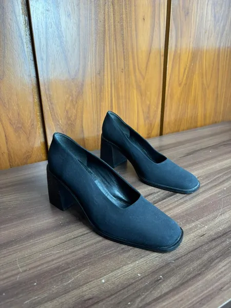 sapato de salto preto, da cori