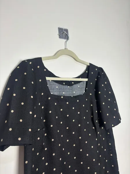 vestido preto de poa