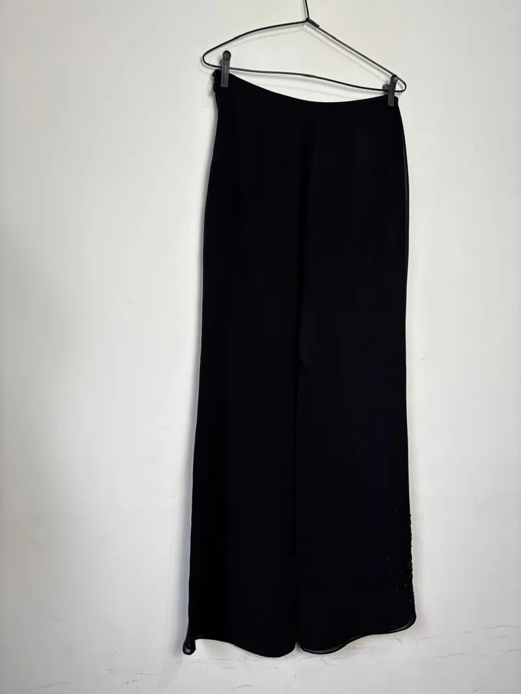 calça pantalona preta com aplicação de miçangas
