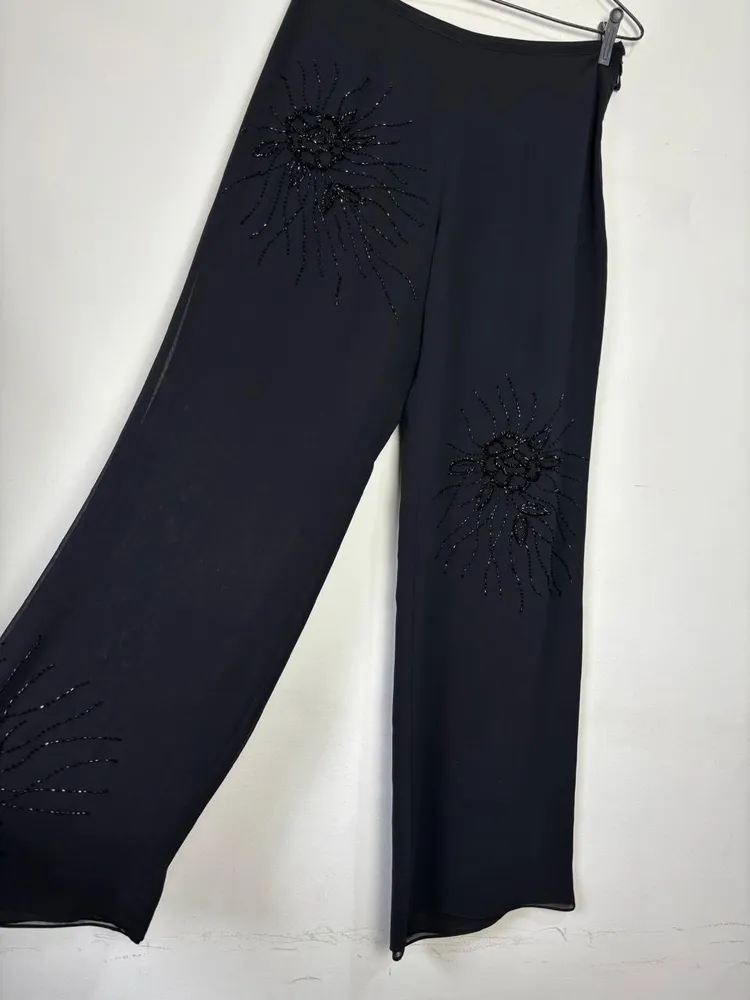calça pantalona preta com aplicação de miçangas