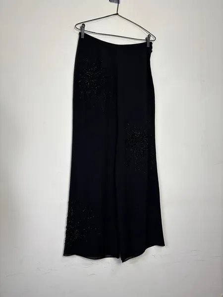 calça pantalona preta com aplicação de miçangas