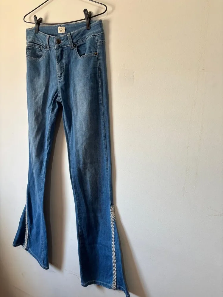 calça jeans flare, da daslu