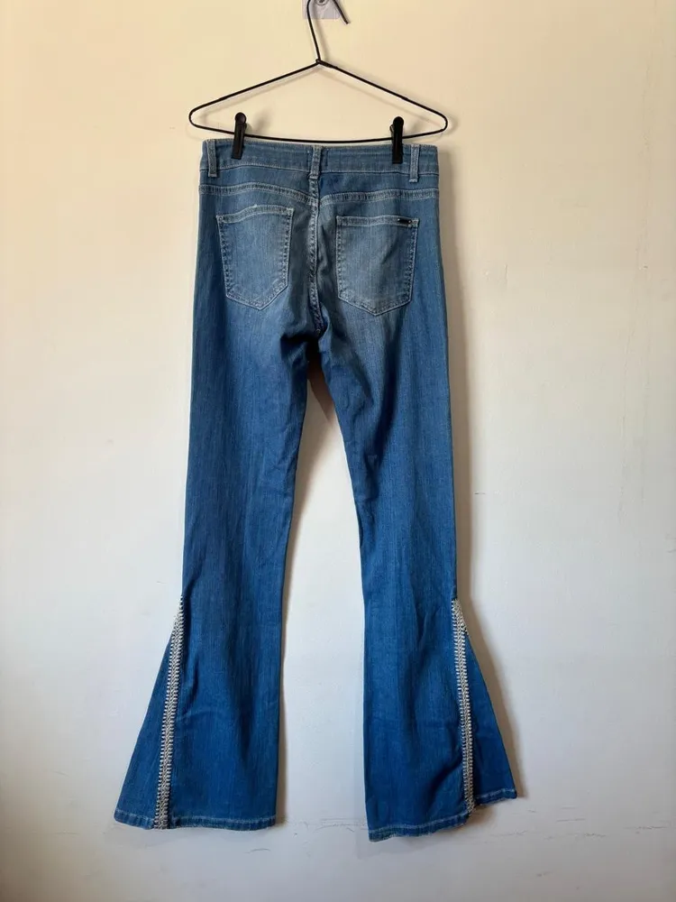 calça jeans flare, da daslu