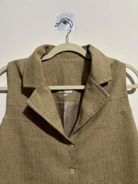 conjunto de alfaiataria bege, da barreds