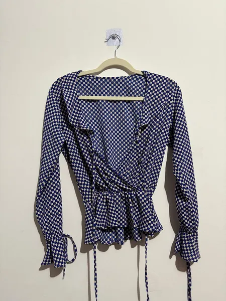bata com estampa geométrica, nas cores azul e bege/off