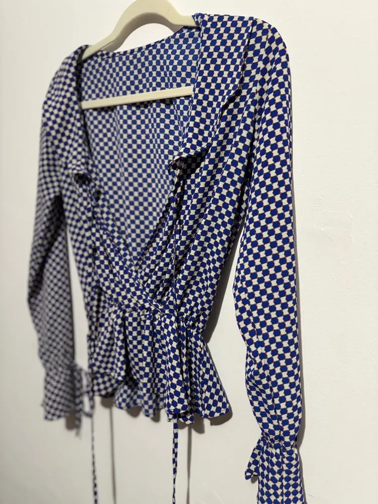 bata com estampa geométrica, nas cores azul e bege/off