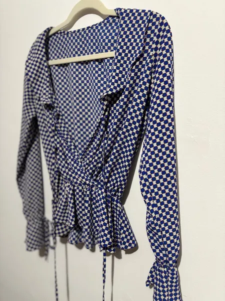 bata com estampa geométrica, nas cores azul e bege/off