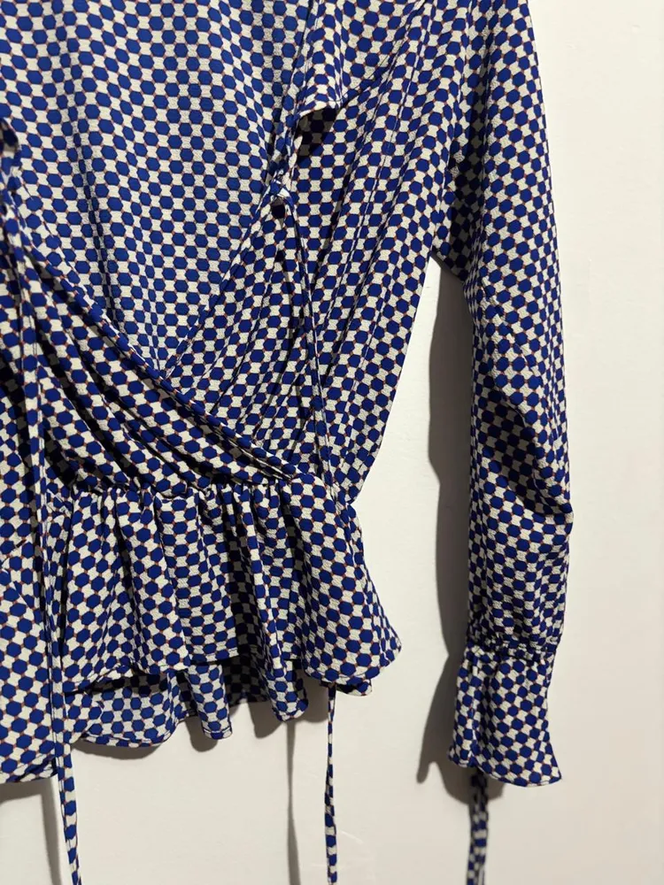 bata com estampa geométrica, nas cores azul e bege/off