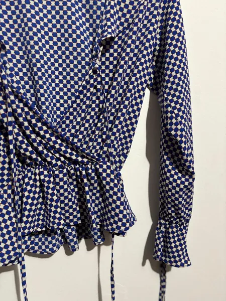 bata com estampa geométrica, nas cores azul e bege/off