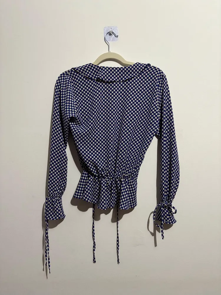 bata com estampa geométrica, nas cores azul e bege/off