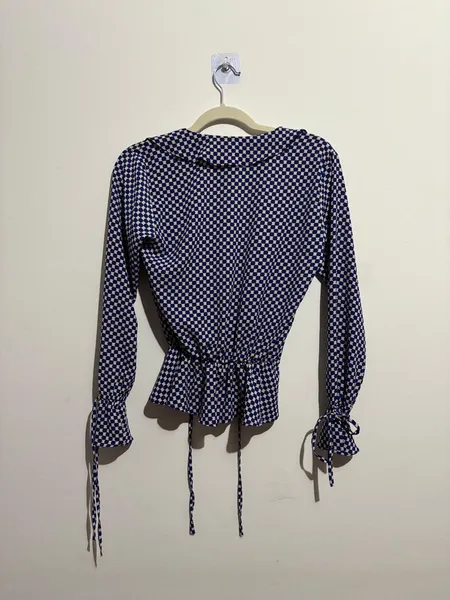bata com estampa geométrica, nas cores azul e bege/off