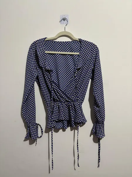 bata com estampa geométrica, nas cores azul e bege/off