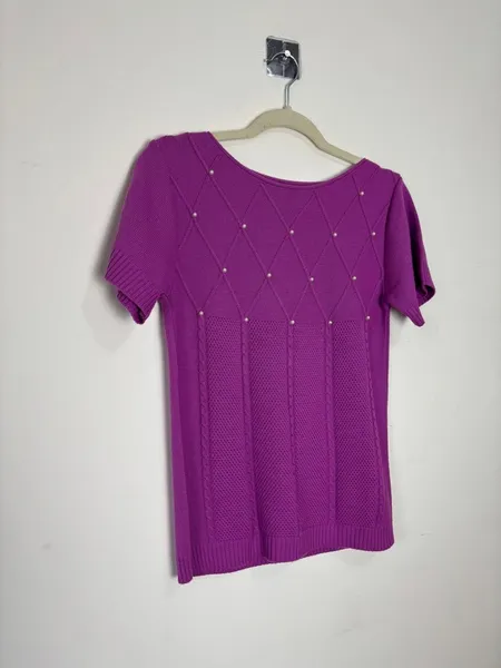 blusa de tricot roxa com pérolas