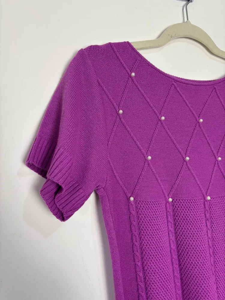 blusa de tricot roxa com pérolas