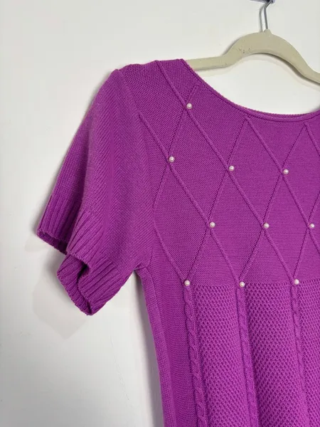 blusa de tricot roxa com pérolas