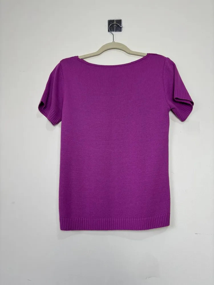 blusa de tricot roxa com pérolas