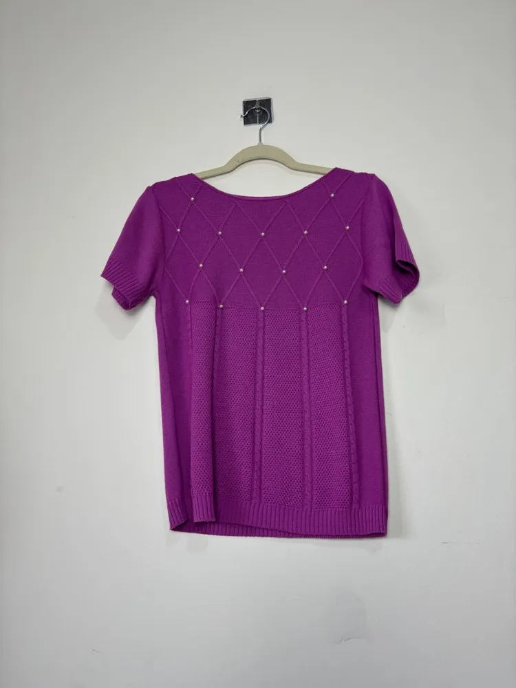blusa de tricot roxa com pérolas