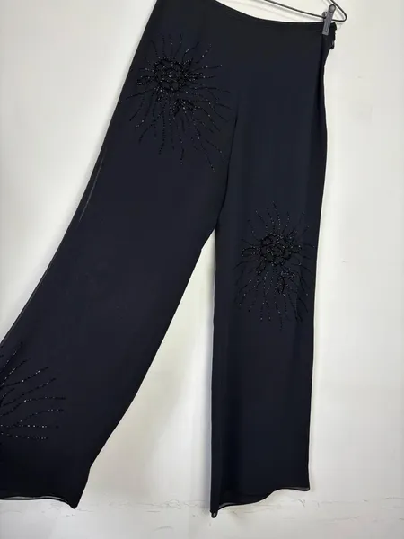 calça pantalona preta com aplicação de miçangas