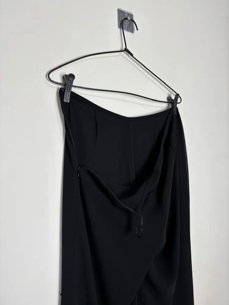 calça pantalona preta com aplicação de miçangas